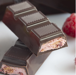 Паста из белого шоколада с кусочками ягод и хрустящей крошкой PRALIN DELICRISP FRUITS ROUGES, 5 кг